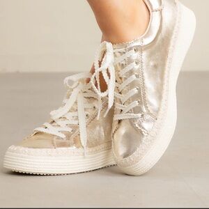 NWOT Dolce Vita Lennix Light Gold Metallic Sneakers, Size 7.5.
